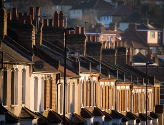 ‘Delicate balance’ for UK housing market as average property price dips by £213 Image