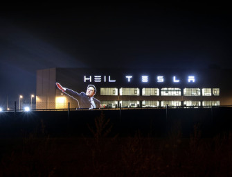 UK group projects ‘Heil Tesla’ and Elon Musk’s hand gesture onto German factory Image