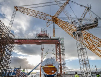 [VIDEO] First nuclear reactor for a generation fitted at Hinkley Point C Image