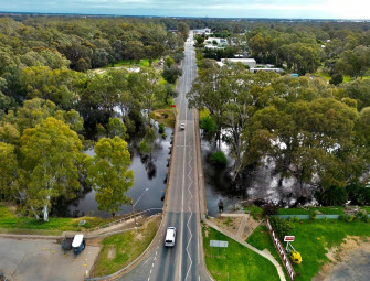 Bridge repair works underway along the Murray Image