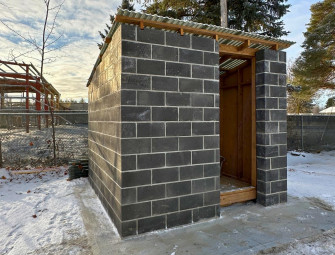 Cement-free concrete block construction demonstrated Image