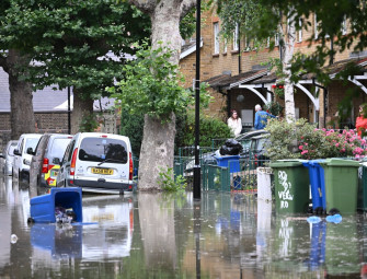 Rotherhithe: Burst water pipe floods 27 homes and cuts off supply to thousands in south London Image