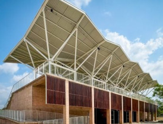 Aidia Studio lifts lightweight metal roof over Mexican grandstand Image