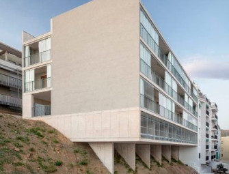 DataAE and Xavier Vendrell balance Barcelona housing block on steep site Image