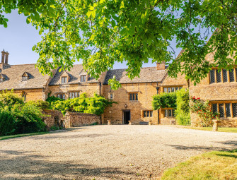 Large Holiday Home Bookings: Direct Booking Advantages Emerge as Airbnb Fees Climb to 15.5% Image