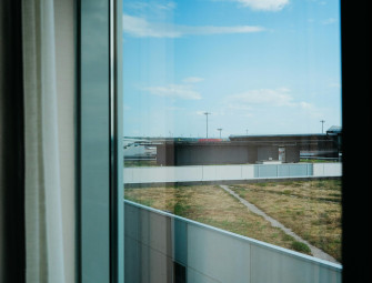 Modern Glass Features That Blend Indoor and Outdoor Living Image