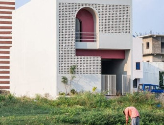 Rahul Pudale Design wraps Indian home in perforated adobe facade Image